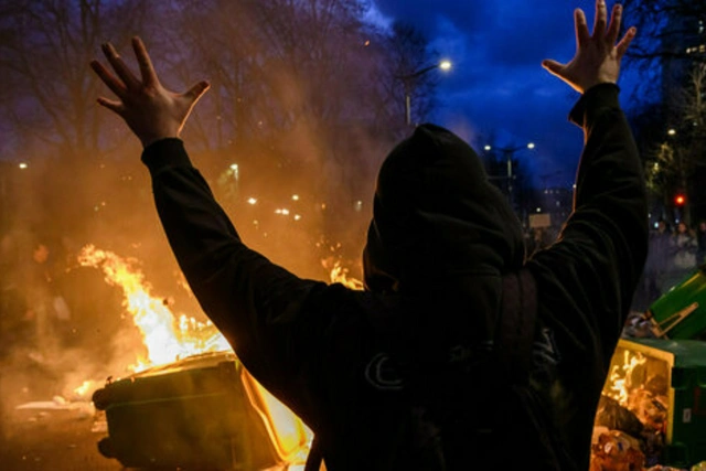 В Париже начались стычки между силовиками и противниками пенсионной реформы - ВИДЕО